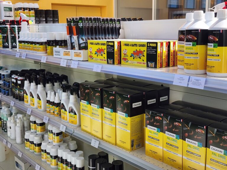 Produits contre les insectes rampants (blattes, punaises de lit) et volants (moustiques, mouches) sur Nantes Retrouvez notre gamme de produits contre les insectes rampants (blattes, punaises de lit) et volants (moustiques, mouches) en magasin sur Nantes.